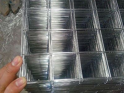 鋼絲網(wǎng)片在展覽會(huì)中，也可以用作展覽架。
